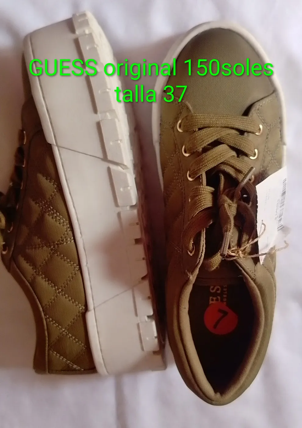 Zapatillas Guess casuales beige con suela gruesa tipo plataforma