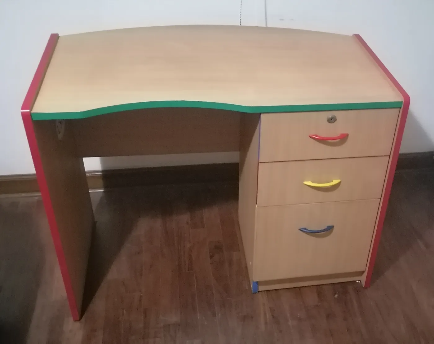 Escritorio infantil de madera con 3 cajones y detalles coloridos