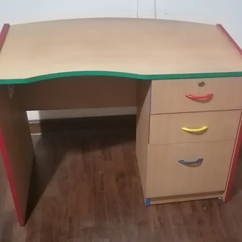 Escritorio infantil de madera con 3 cajones y detalles coloridos