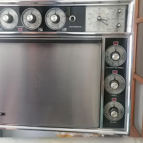 Estufa vintage Moffat con horno integrado color blanco