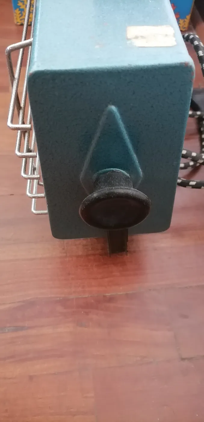 Calefactor eléctrico vintage de cuarzo con base metálica portátil