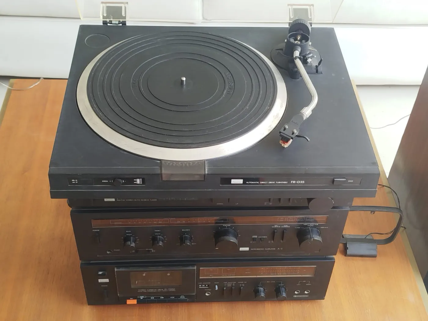 Sistema de Audio Vintage con Tornamesa, Amplificador y Bocinas