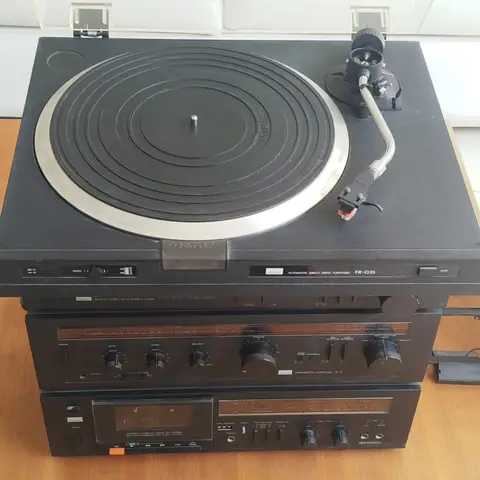 Sistema de Audio Vintage con Tornamesa, Amplificador y Bocinas