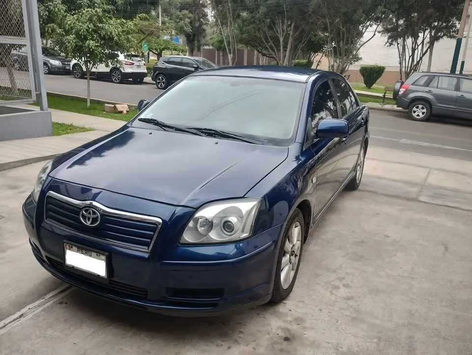 Toyota Avensis Sedán Azul 2005